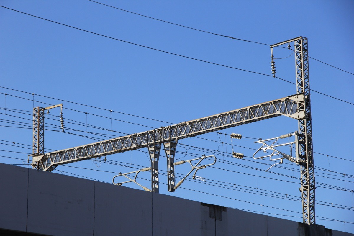 ますます高速化する新幹線…それを支えるのは、パンタグラフに接する