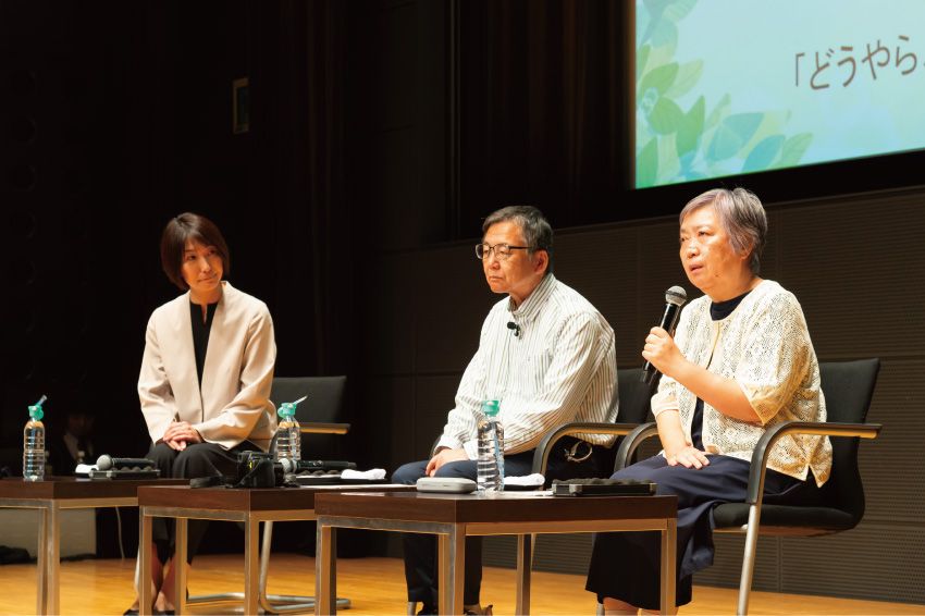 公益社団法人　認知症の人と家族の会　東京都支部、一般社団法人　日本認知症本人ワーキンググループ正会員　飯塚正義さん（とうきょう認知症希望大使、中）と道代さん（右）ご夫妻、社会福祉法人　新生寿会　きのこ地域連携室、介護福祉士・若年認知症専門員　柴山延子さん（左）