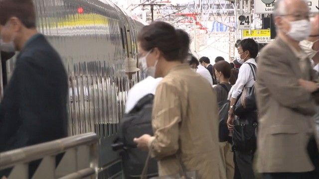 〈新型コロナ〉都道府県またぐ移動が全面解除　JR岡山駅のホームにも多くの人の列