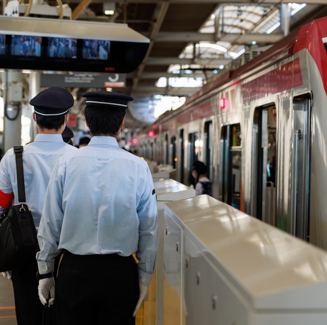 発車寸前の電車のドアをこじ開ける行為って罰せられるの？　※画像はイメージです（captainT/stock.adobe.com）
