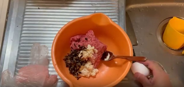 ハンバーグの種を作っていきます／投稿主さん提供
