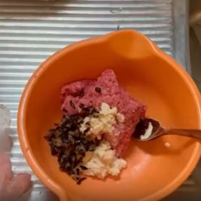 ハンバーグの種を作っていきます／投稿主さん提供