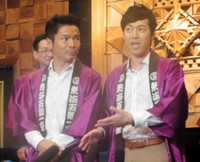 久々に2人でそろった「Take2」の深沢邦之（左）と東貴博＝2014年