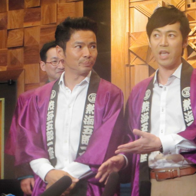 久々に2人でそろった「Take2」の深沢邦之（左）と東貴博＝2014年