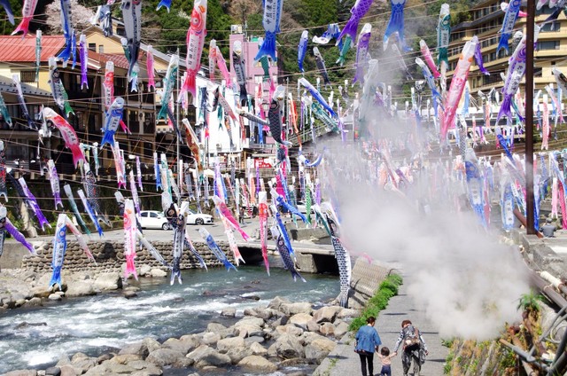 続編「温泉シャーク2九州大決戦」のロケ地、熊本県小国町の「杖立温泉鯉のぼり祭り」に温泉シャークのぼりを掲揚しよう！（提供）