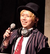 会場のＤＪとして父が主催した音楽イベントをサポートし、観客に感謝の言葉を述べる長男のミュージシャン・田代タツヤ＝川崎市のクラブチッタ