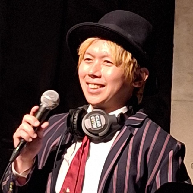会場のＤＪとして父が主催した音楽イベントをサポートし、観客に感謝の言葉を述べる長男のミュージシャン・田代タツヤ＝川崎市のクラブチッタ