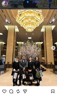 「ひらり」の記者発表に出席した石田ひかり（前列中央）と内館牧子さん（同右）＝1992年5月撮影