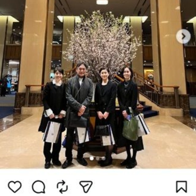 「ひらり」の記者発表に出席した石田ひかり（前列中央）と内館牧子さん（同右）＝1992年5月撮影