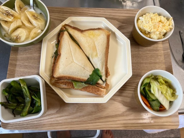 自宅から持って行ったホットサンドメーカーを活用中。お子さんたちが小さい頃、toco_tanさんがよく作っていたそう（toco_tanさんThreadsより）