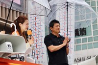 宮出千慧氏（左）の演説を見守る参政党の神谷宗幣代表＝大阪市内