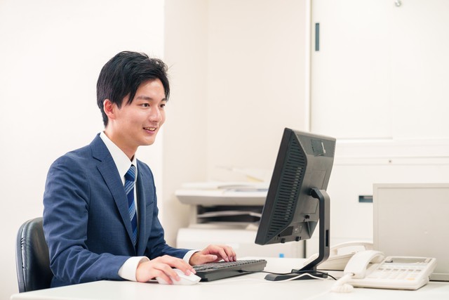 公的な援助を受けながら働く※画像はイメージです（polkadot/stock.adobe.com/）
