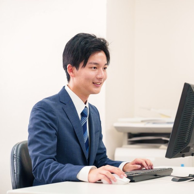 公的な援助を受けながら働く※画像はイメージです（polkadot/stock.adobe.com/）