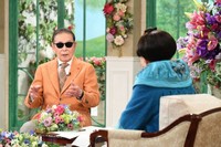 「徹子の部屋」に出演するタモリ（左）と司会の黒柳徹子＝テレビ朝日提供