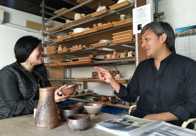 紡窯プロジェクトを進める福井さん（左）と八木さん。薪窯での作品作りを次代につなげたいと願う＝京都市左京区吉田近衛町・暁窯
