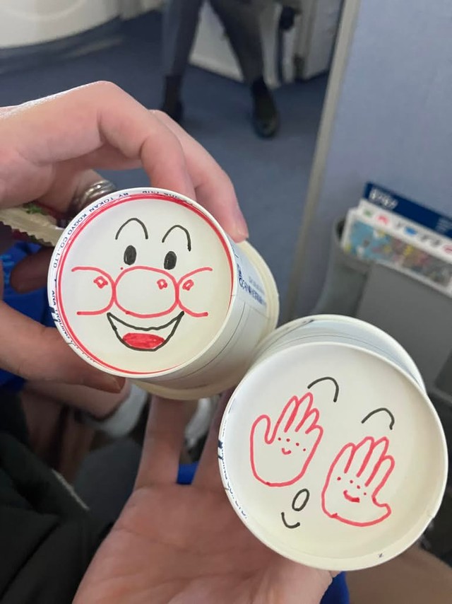 CAから手渡された、イラストが描かれた紙コップ。中にはキャンディーが入っていた／ぽんさん（@oyatsu_panpon）提供