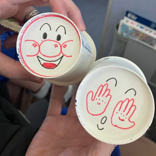 CAから手渡された、イラストが描かれた紙コップ。中にはキャンディーが入っていた／ぽんさん（@oyatsu_panpon）提供