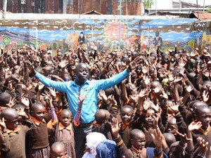 アフリカ最大規模のスラムにある学校で弾ける子供たちの笑顔と夢