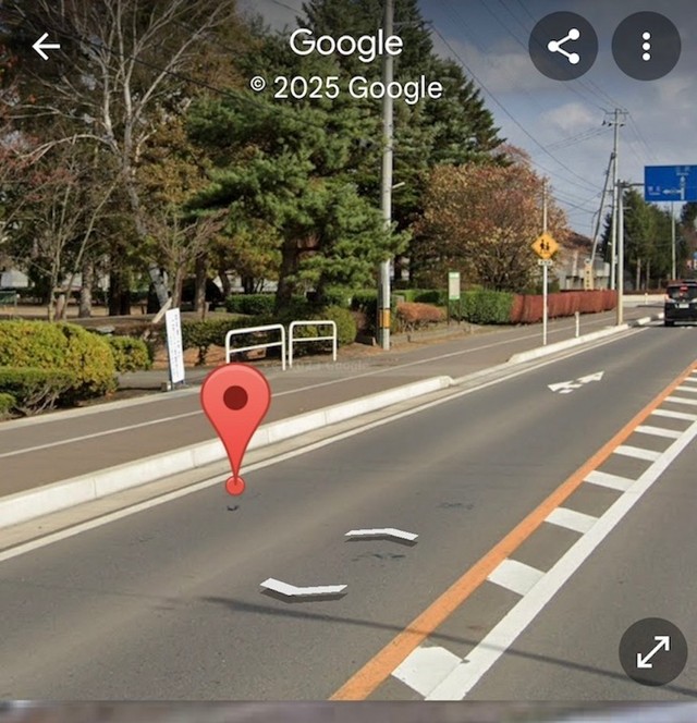 飲酒控えめ乙さんが「これが最適解だと思います」という、縁石で区切られた歩道側に設置された「自転車専用道路」（画像：Google ストリートビューより）