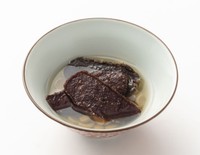 「鹿肉のだし茶漬け」。京都産鹿肉ジャーキーを一番だしで戻しているという