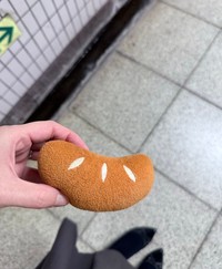 犬用のおもちゃとともに出社…（画像提供：ポメラニアンのおもちさん）