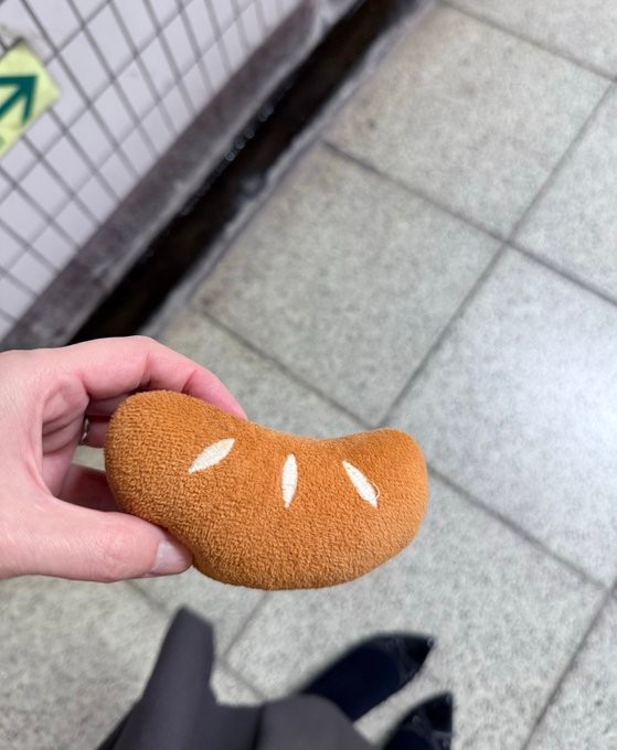 犬用のおもちゃとともに出社…（画像提供：ポメラニアンのおもちさん）