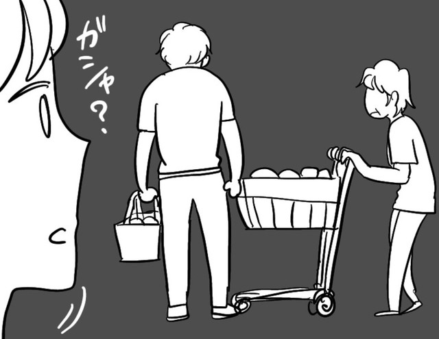 割り込みしようとして男性にカートで突撃（マメ美さん提供）