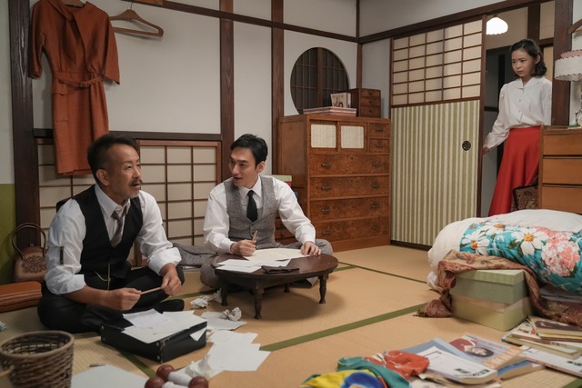 相棒・羽鳥善一（草彅剛）とともにスズ子（趣里）の新曲作りを進める藤村薫（宮本亞門）。芸術家どうしの丁々発止のやりとりが何とも可笑しい　(C)NHK