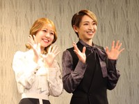 博多座『愛するには短すぎる/VIVA! FESTA!2026 in HAKATA』の会見を行った桜木みなと（右）と春乃さくら