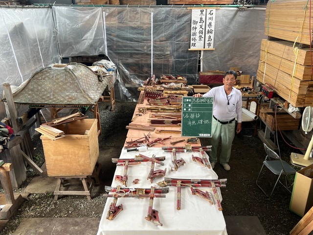 建物ごと粉砕されて大破したお神輿（修復前）と福田棟梁（臨済宗妙心寺派　松壽山不徹寺のXより）
