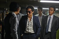 映画「インサイダーズ/内部者たち」場面写真（右端）（(C)2015 SHOWBOX AND INSIDE MEN, LLC. ALL RIGHTS RESERVED）