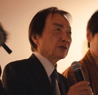 春画展会場で解説する浦上満氏。貴重なコレクションから約100点を出品し、監修を務めた＝東京・新宿歌舞伎町