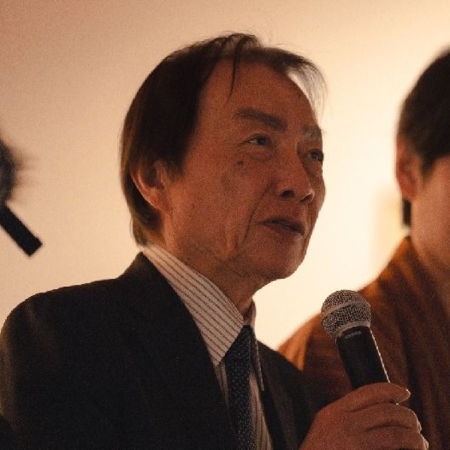 春画展会場で解説する浦上満氏。貴重なコレクションから約100点を出品し、監修を務めた＝東京・新宿歌舞伎町