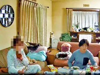 飼い主さんたちが食事中、ソファの上にいるつぶしゃん（画像提供：ナミスケさん）
