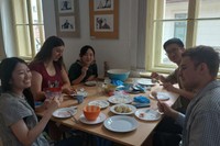筆者が通ったチェコの首都プラハのカレル大学言語・予備教育研究所のクラスメイトたちと作った料理をいざ実食。味については正直...。(左端は筆者)＝カレル大学言語・予備教育研究所提供