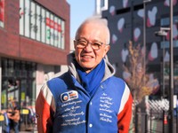 新刊『3本足の保護猫ふくは、運送会社の広報部長 ～ニャンと社員のあたたかなオフィス～』著者の石黒謙吾さん（撮影／吉村智樹）