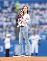 始球式を務める梅澤美波