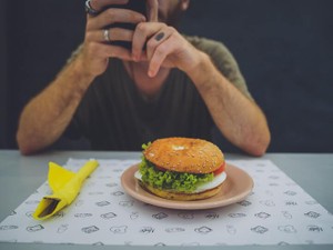 女優と結婚する青年実業家気取りの彼は、「ありがとう」「ごちそうさま」が言えない