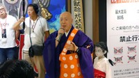 法要後、比叡山延暦寺ゆかりのお化けについて話す今出川副執行（京都市下京区・大丸京都店）