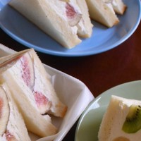 大量のフルーツサンドで食べ盛りの子どもを迎える／「小遣い制のなぎペタ」（@nagipetan）さん提供