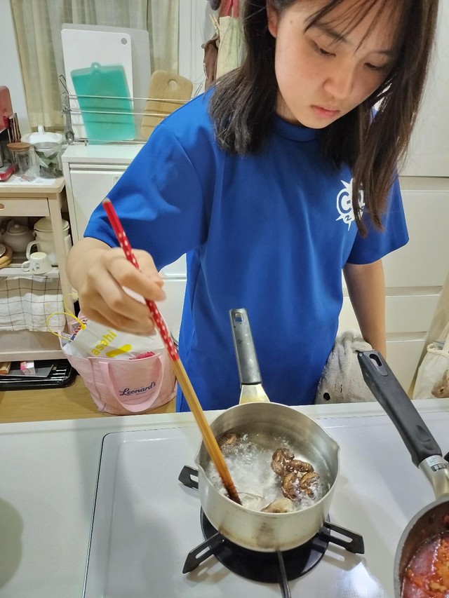 昆虫食を調理する娘さん／中村 陽子さん（@yokonakamura.cooking）提供