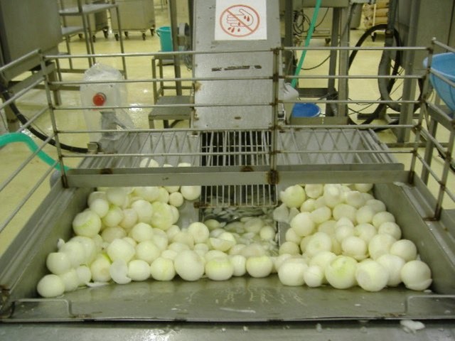 ミートボールを作るには「まずは大量のたまねぎを用意します」