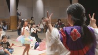 一緒に踊る子どもたち
