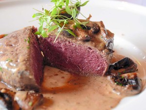 クジラ消費減るノルウェー、パックも小分け主流に　期待は日本市場へ