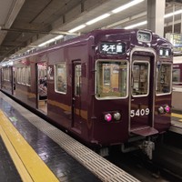 ⑤大阪梅田駅ホームから影の部分　深い茶色に見える【阪急電鉄提供】