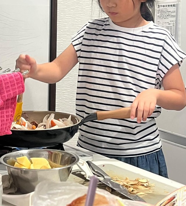 習い事へ行く前のカレーを作る様子（林よしこさん提供）