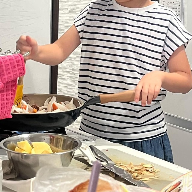 習い事へ行く前のカレーを作る様子（林よしこさん提供）