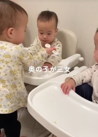 三女ちゃんに「あーん」！（提供：@tripletpapa3さん）
