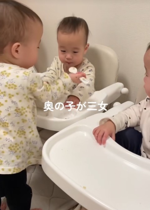 三女ちゃんに「あーん」！（提供：@tripletpapa3さん）

