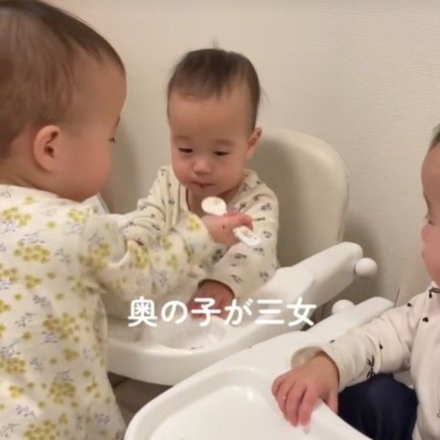三女ちゃんに「あーん」！（提供：@tripletpapa3さん）
